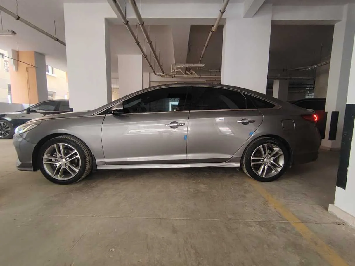 Car image 8