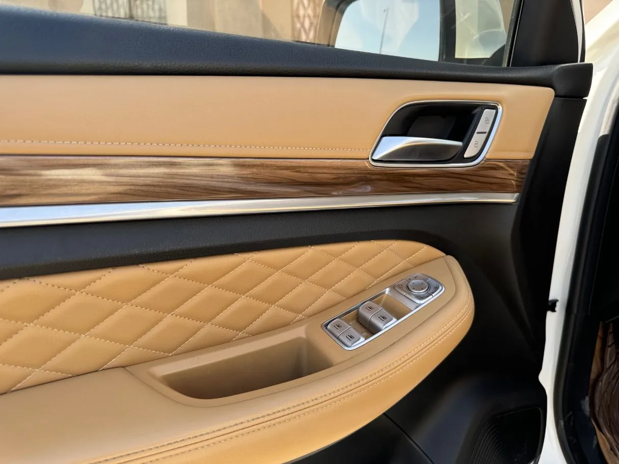 Car image 26