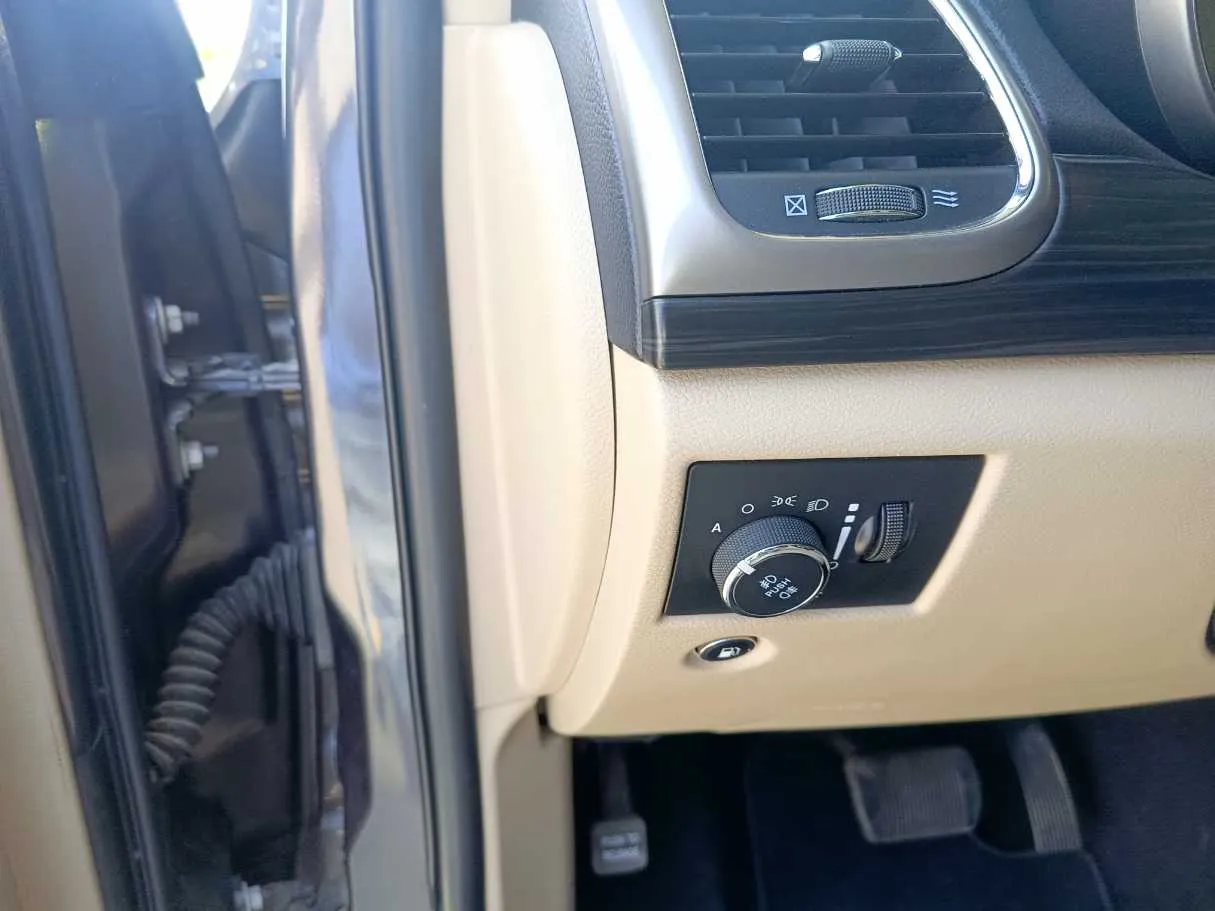 Car image 32
