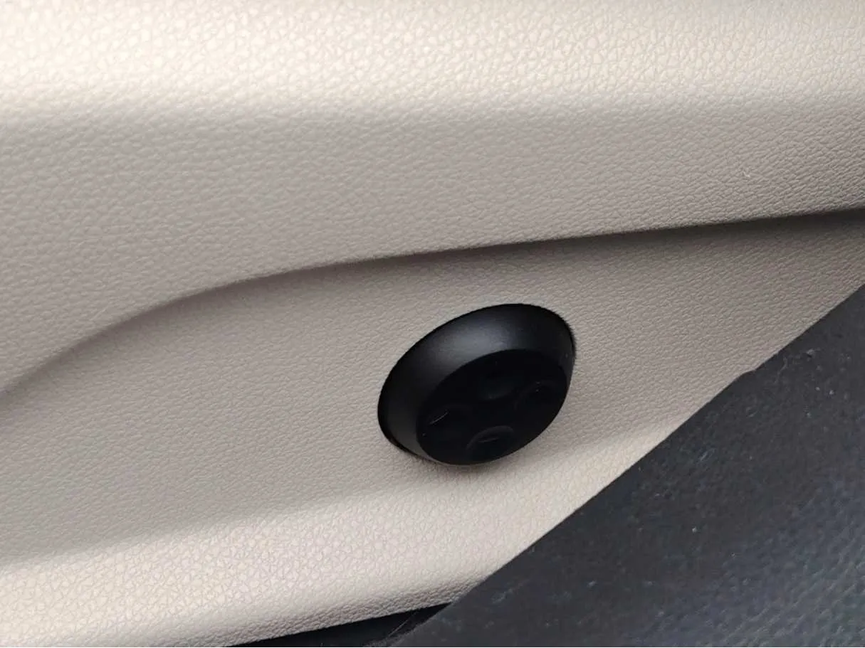 Car image 30