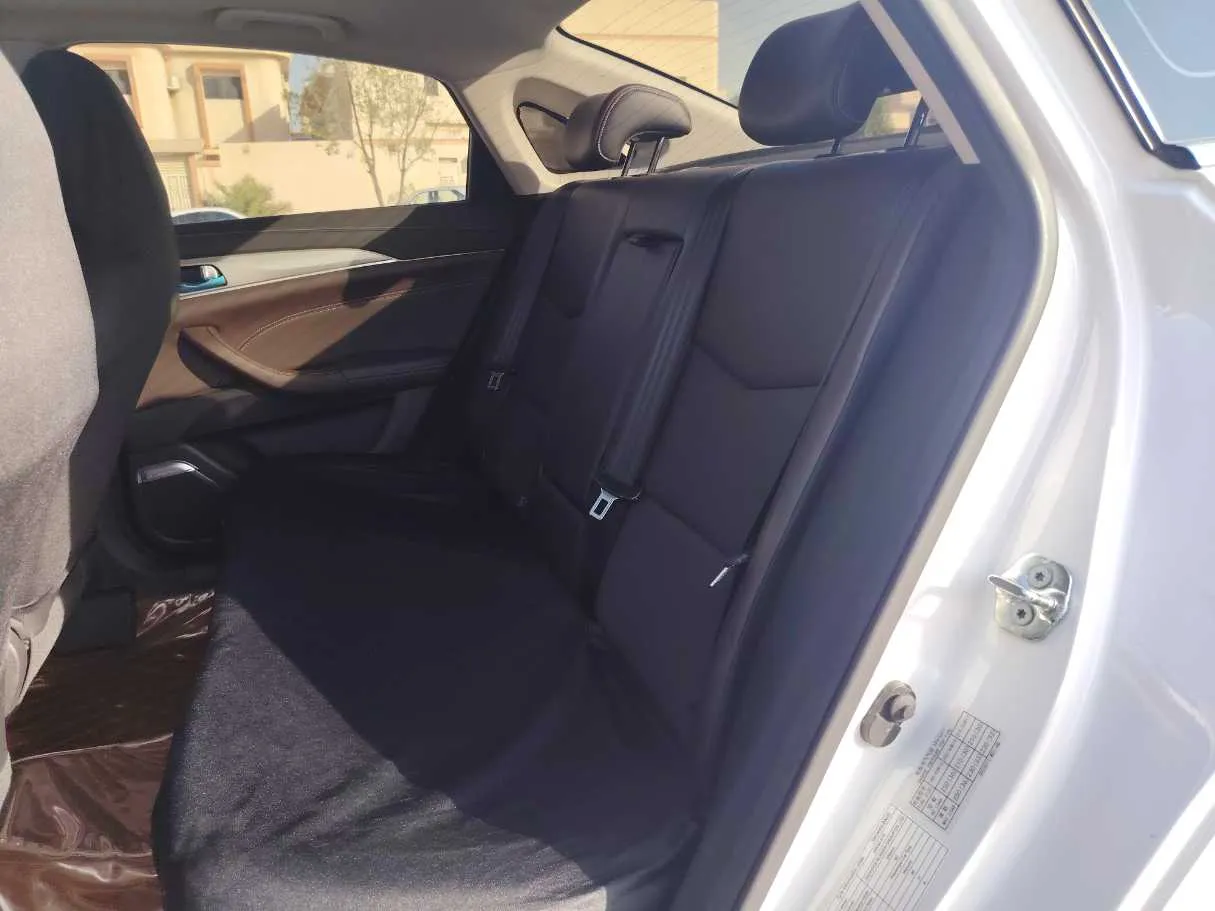 Car image 16