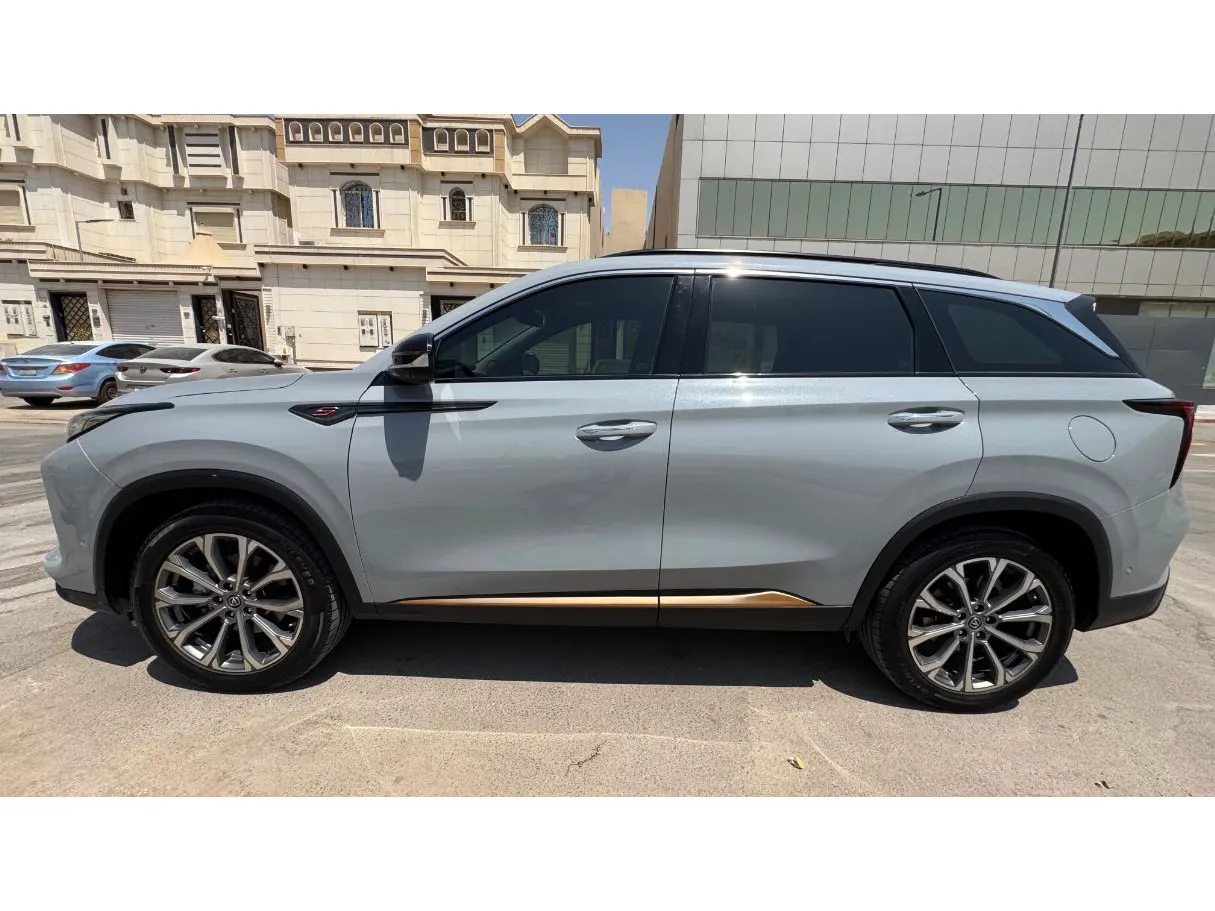 Car image 8
