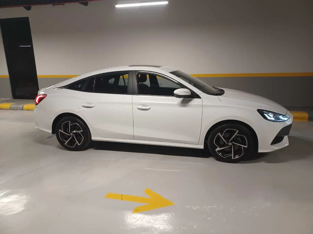 Car image 4