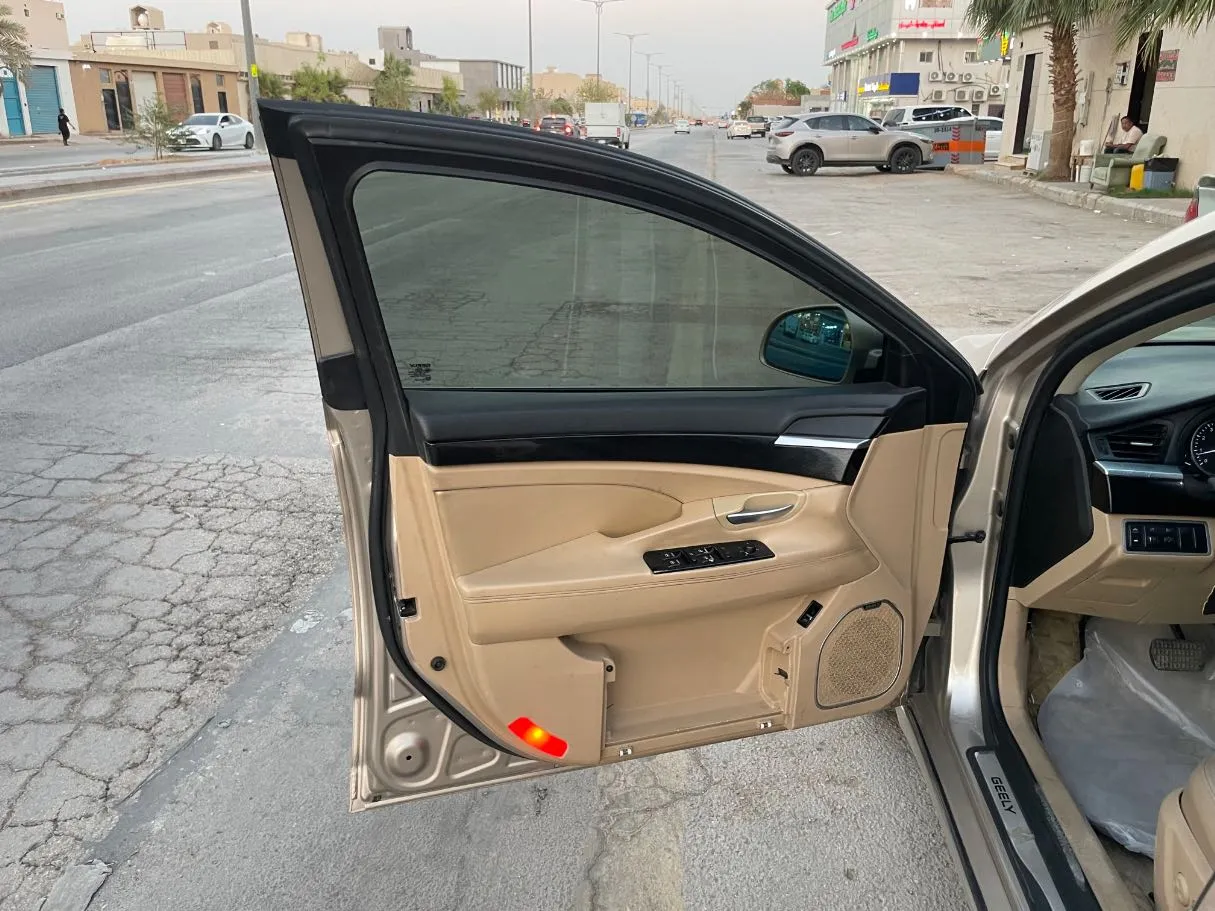 Car image 10
