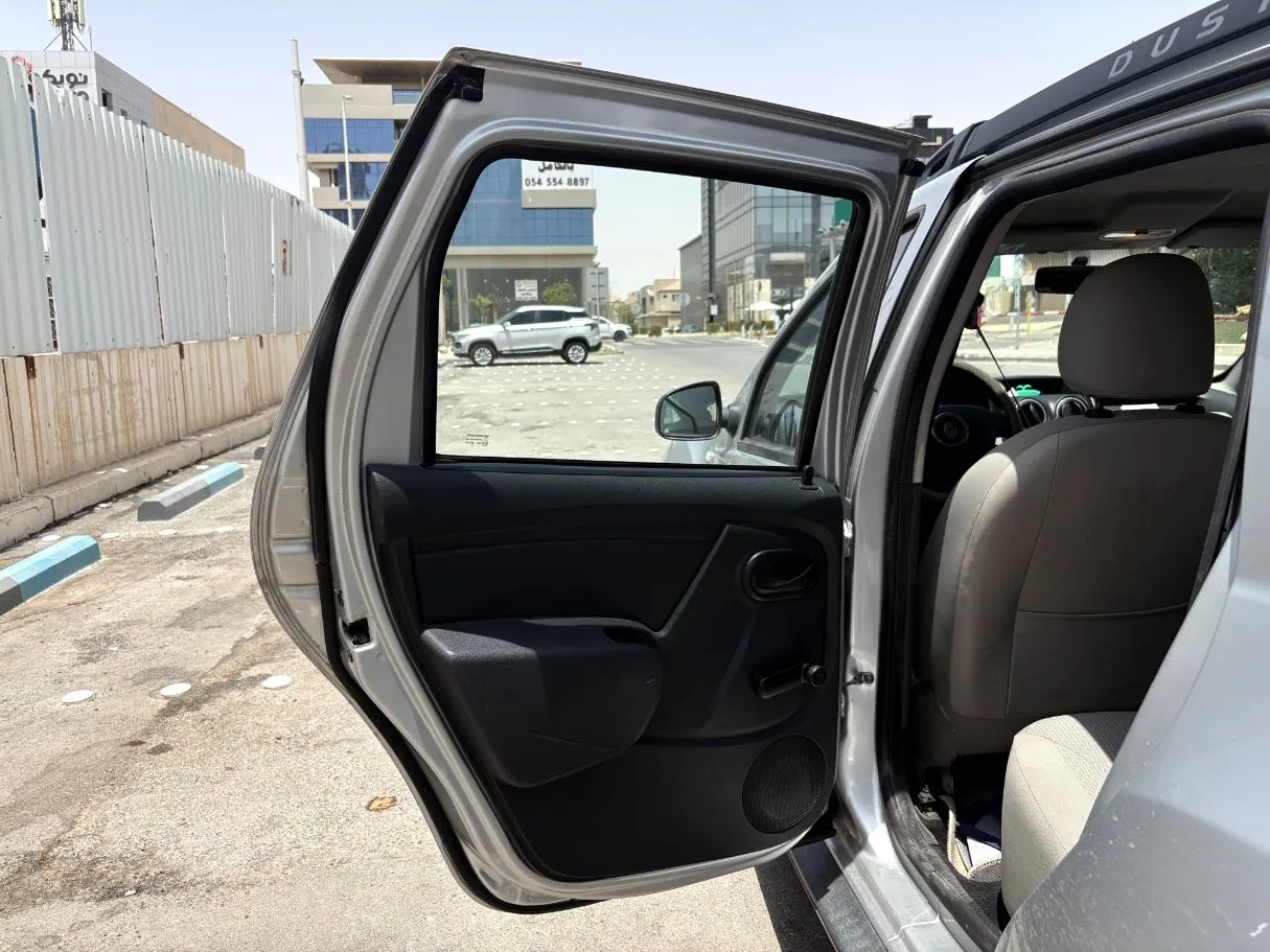Car image 14
