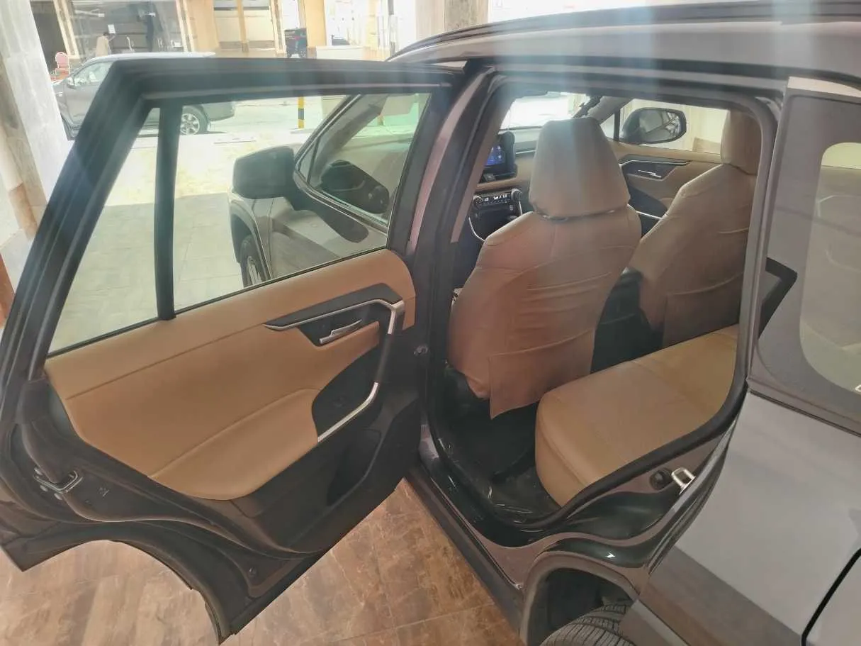 Car image 14