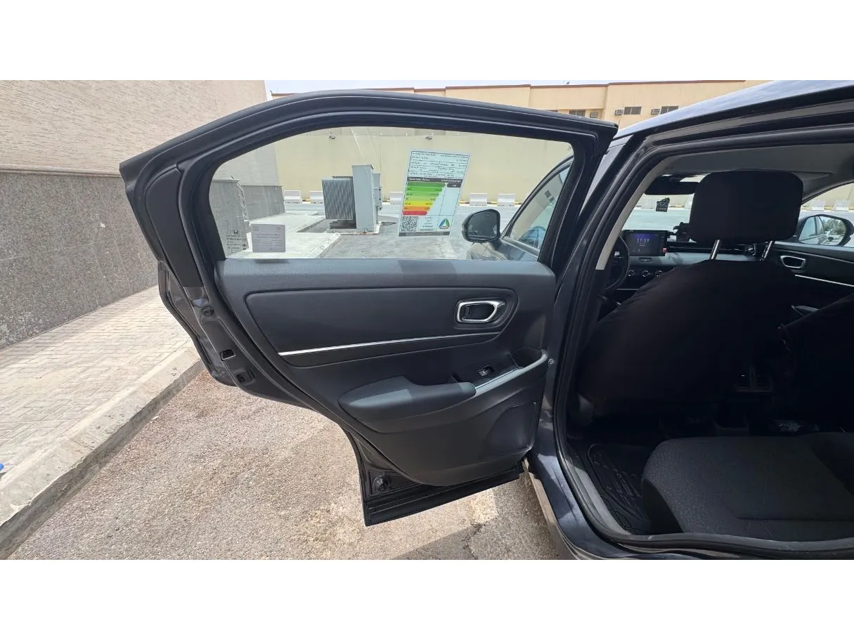 Car image 12
