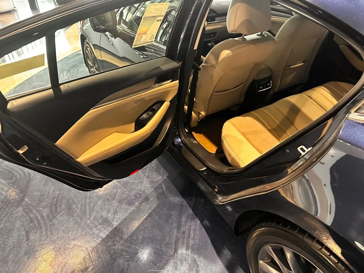 Car image 11