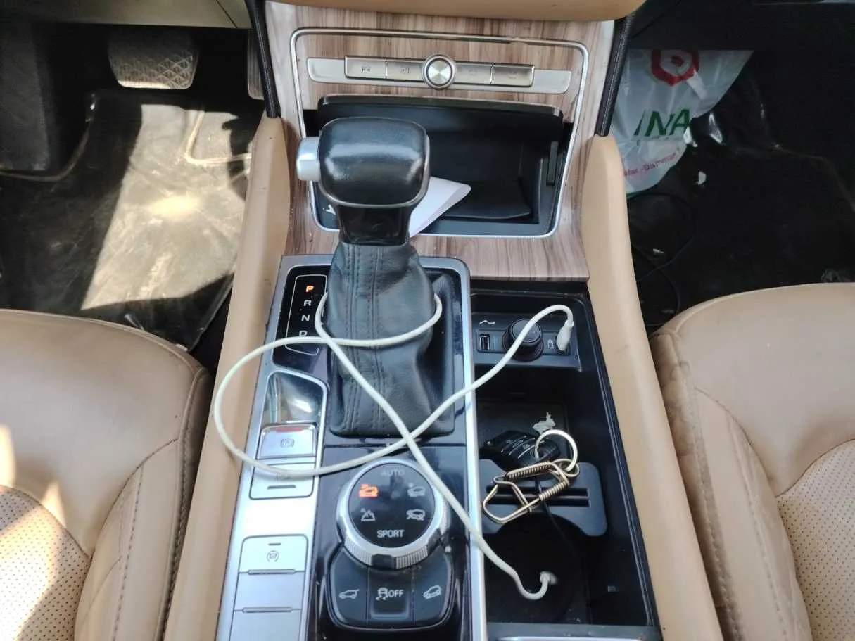 Car image 13