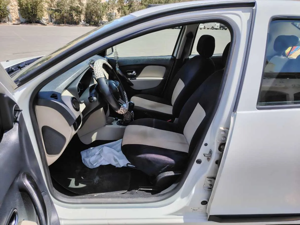 Car image 12