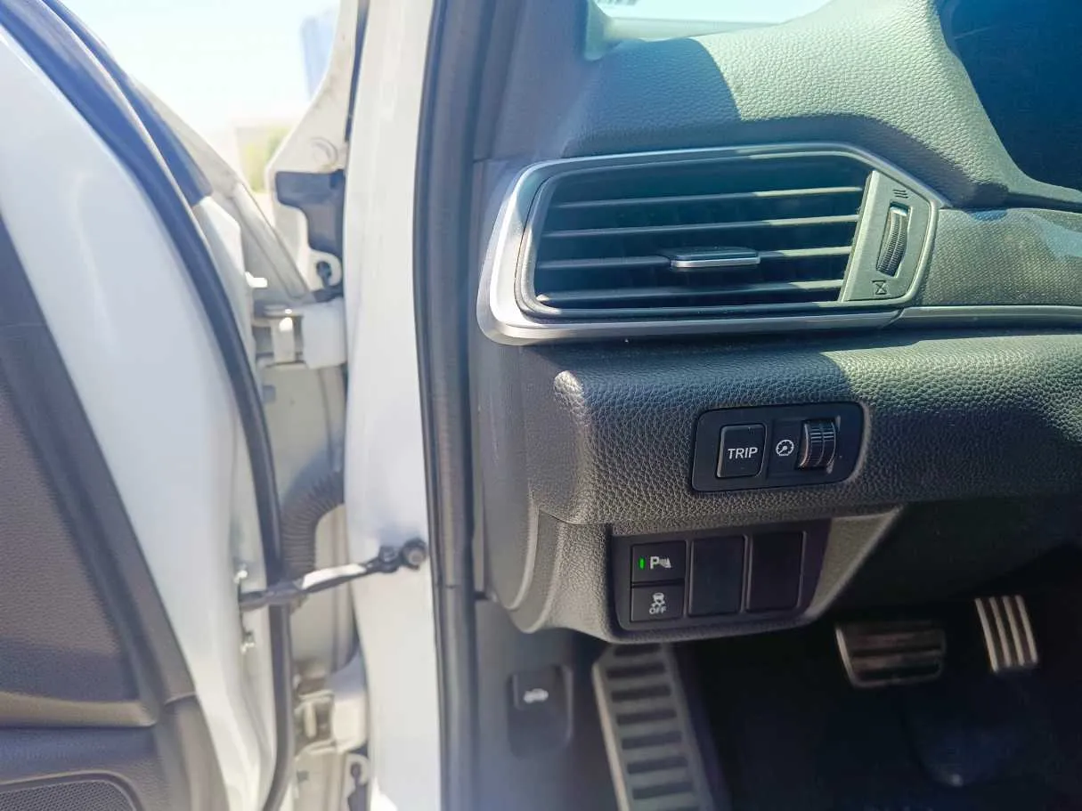 Car image 28
