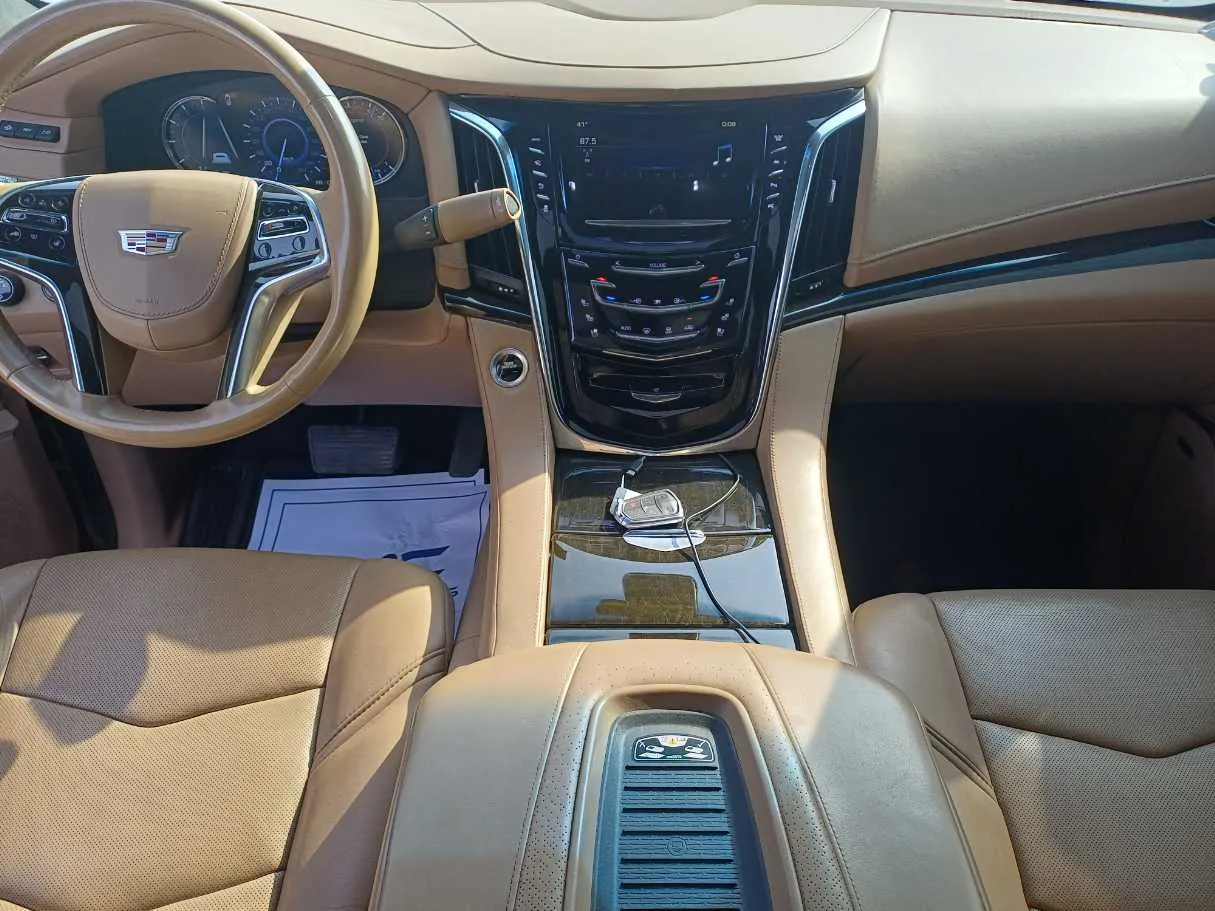 Car image 16