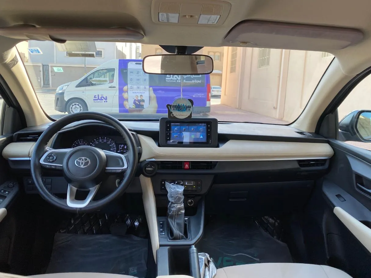 Car image 14