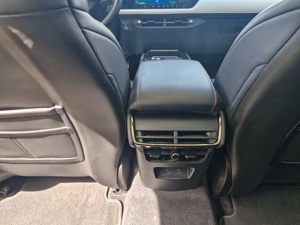 Car image 23
