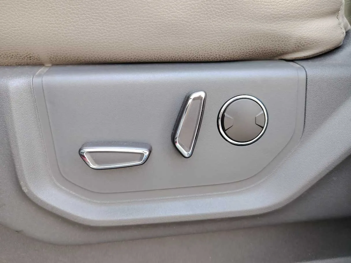 Car image 27