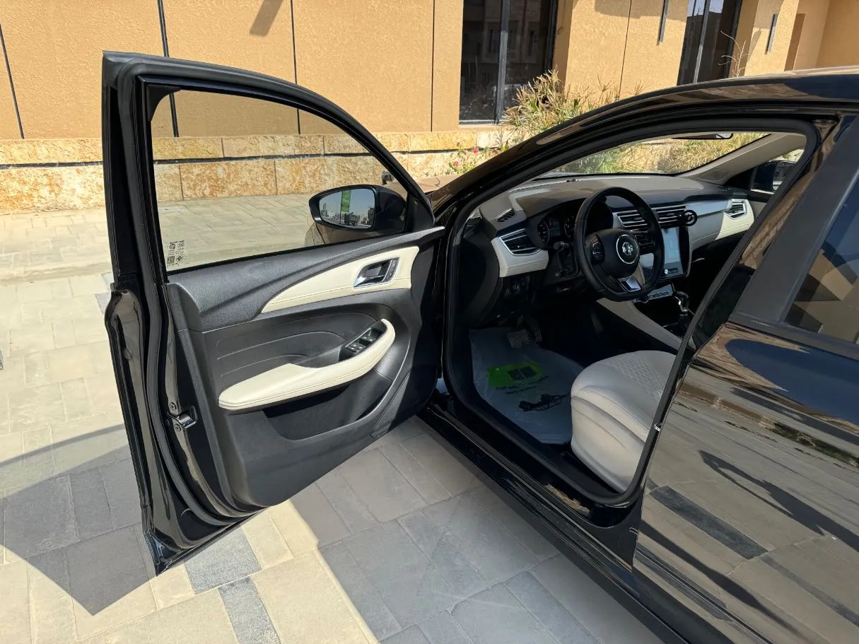 Car image 10