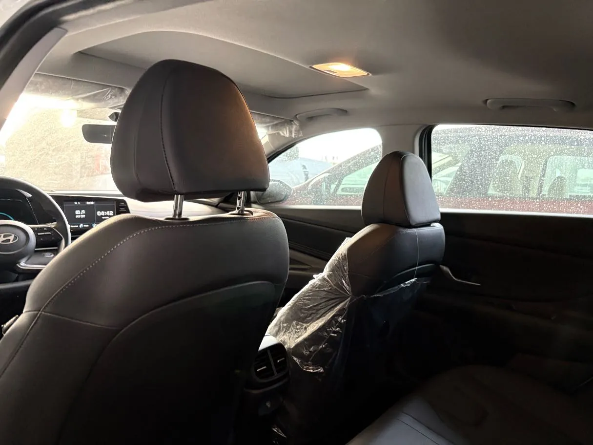 Car image 14