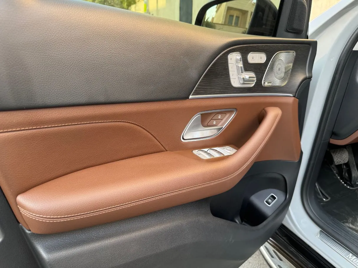 Car image 27