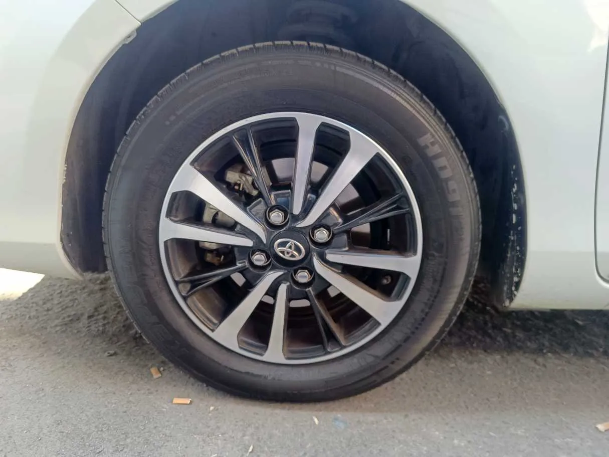 Car image 10
