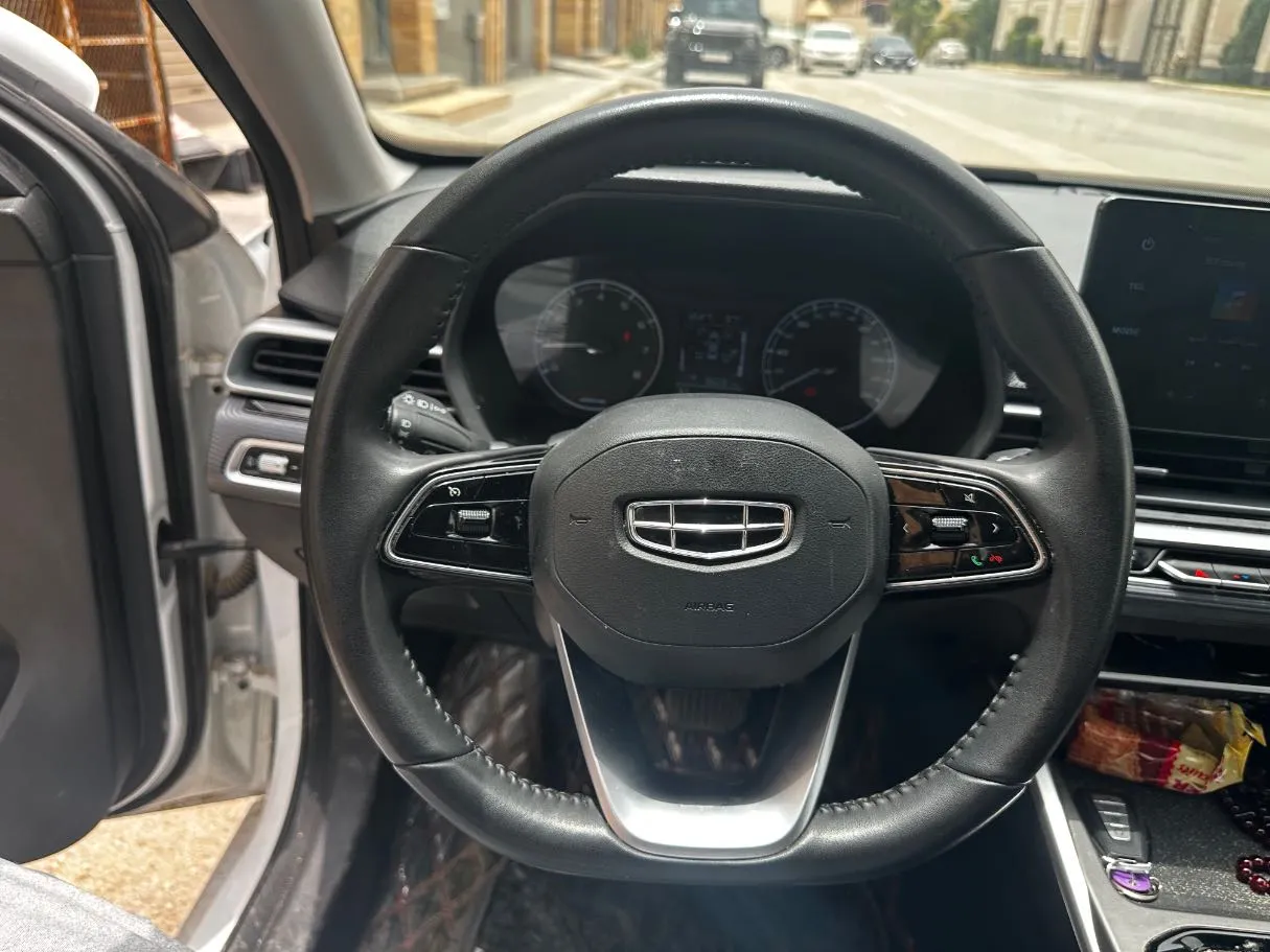 Car image 14