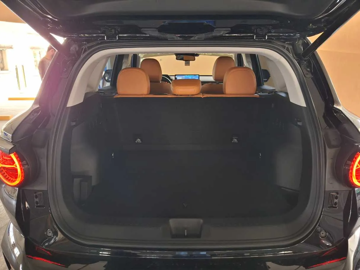 Car image 19