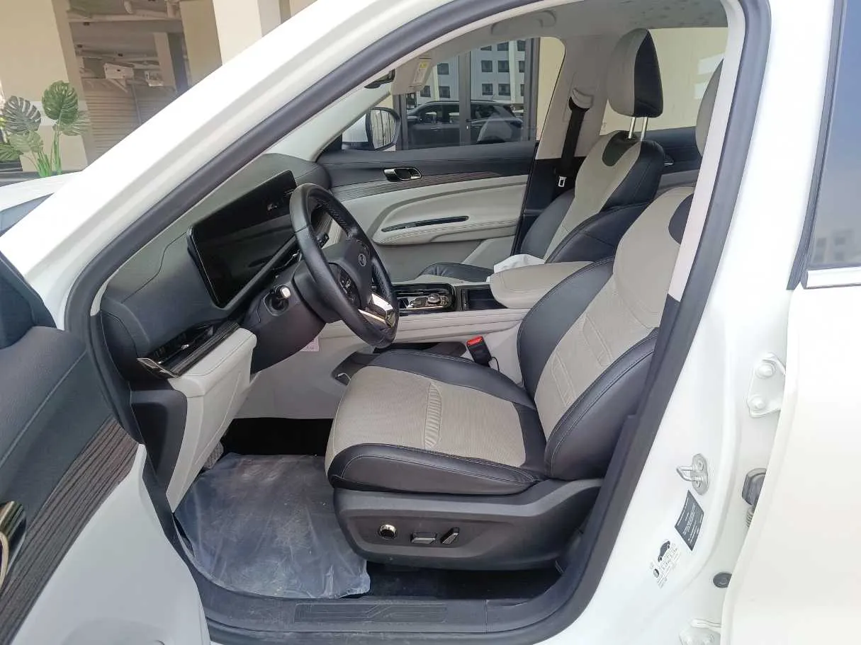 Car image 15