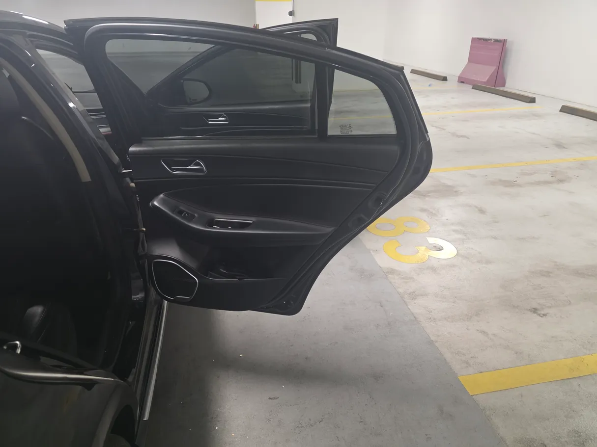 Car image 14
