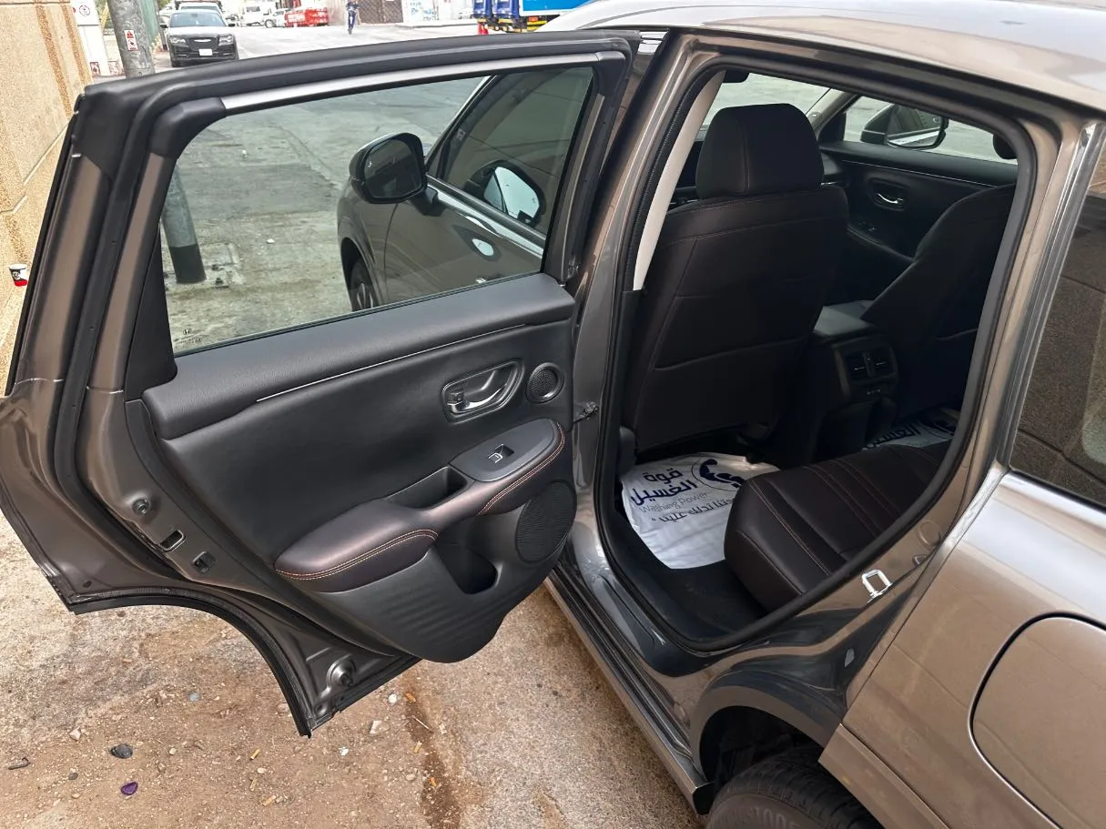 Car image 13