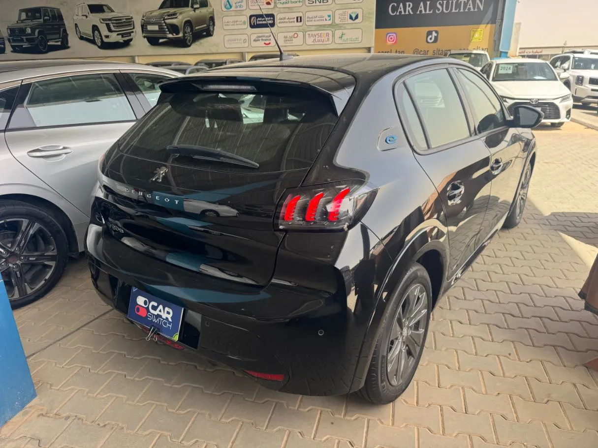 Car image 4