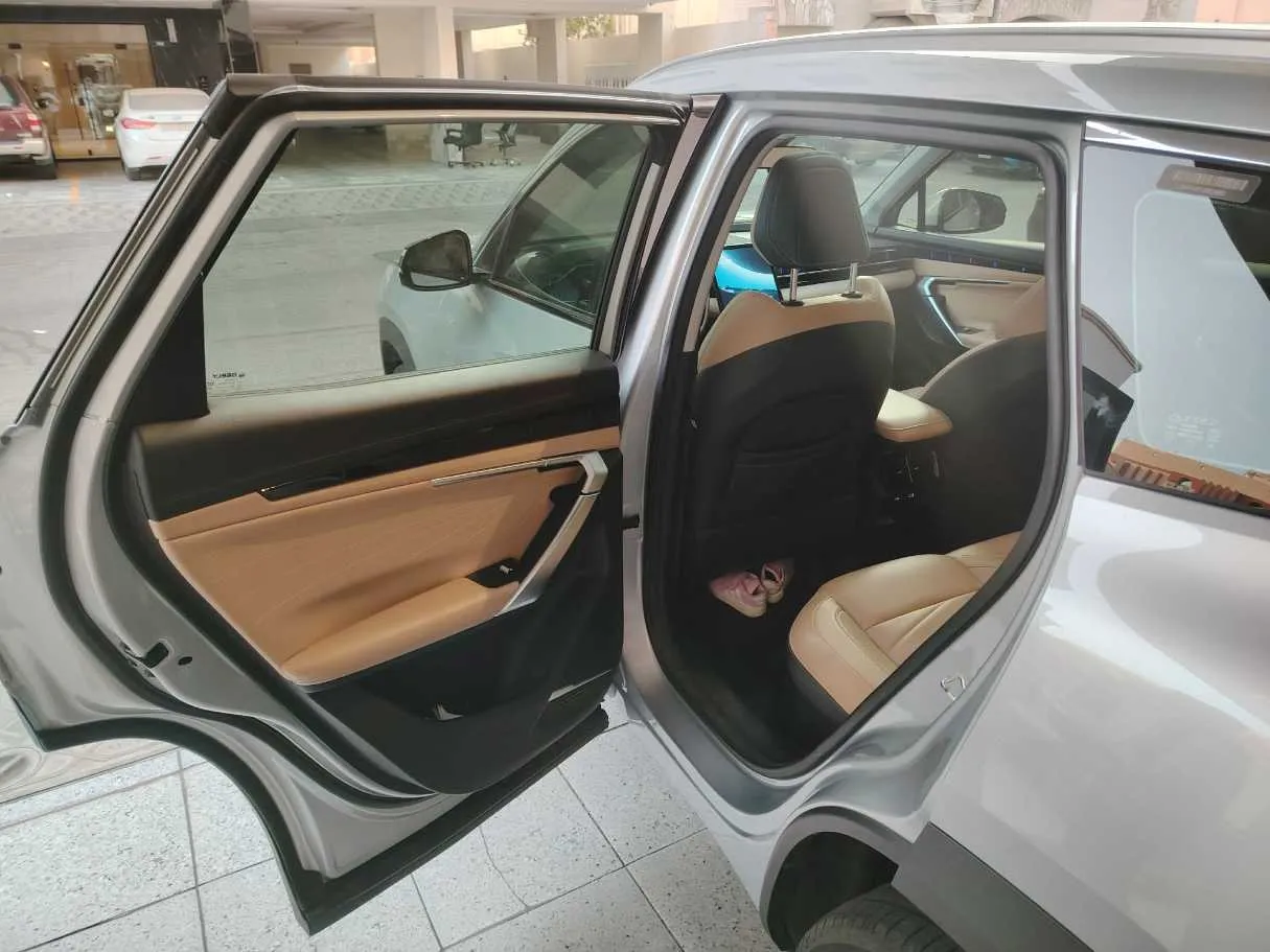 Car image 16