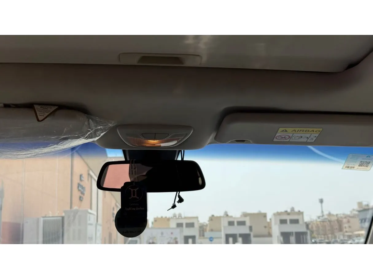 Car image 25