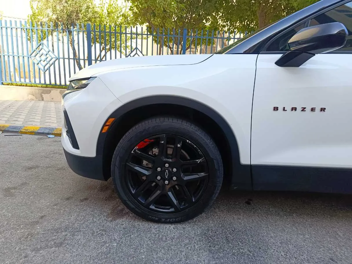 Car image 9