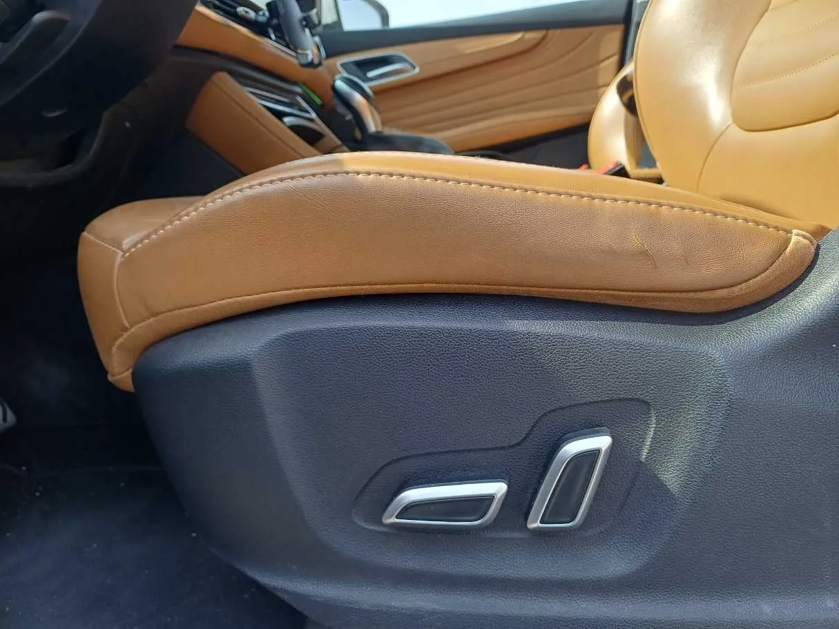 Car image 19