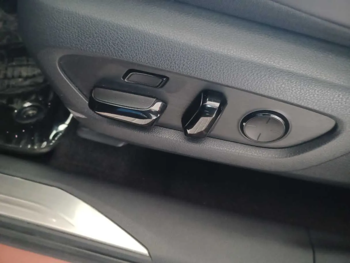 Car image 23