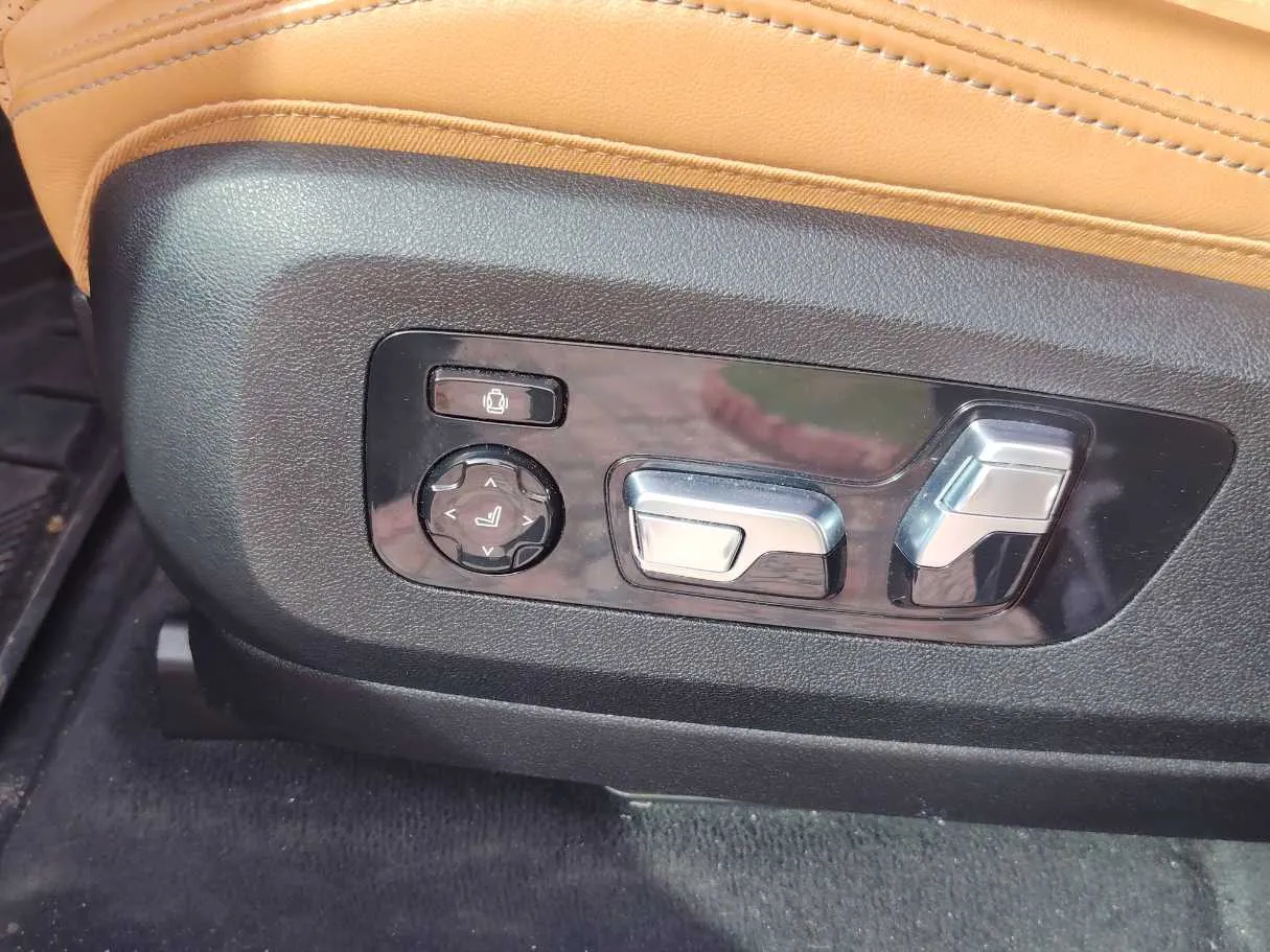 Car image 28