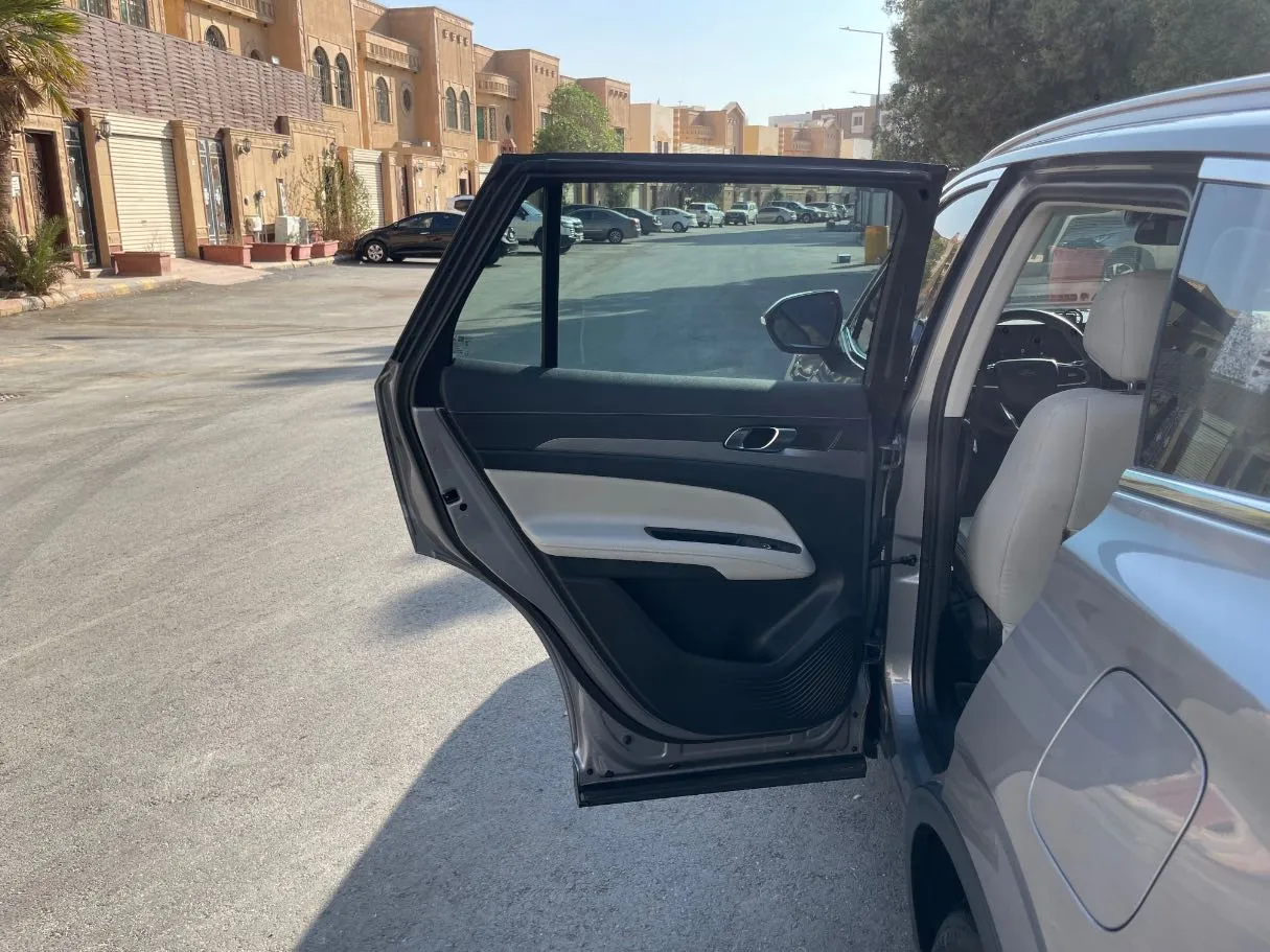 Car image 14
