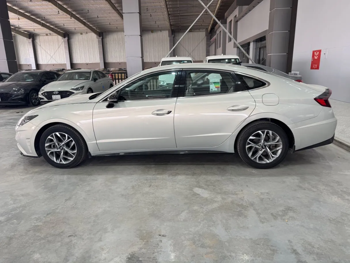 Car image 8