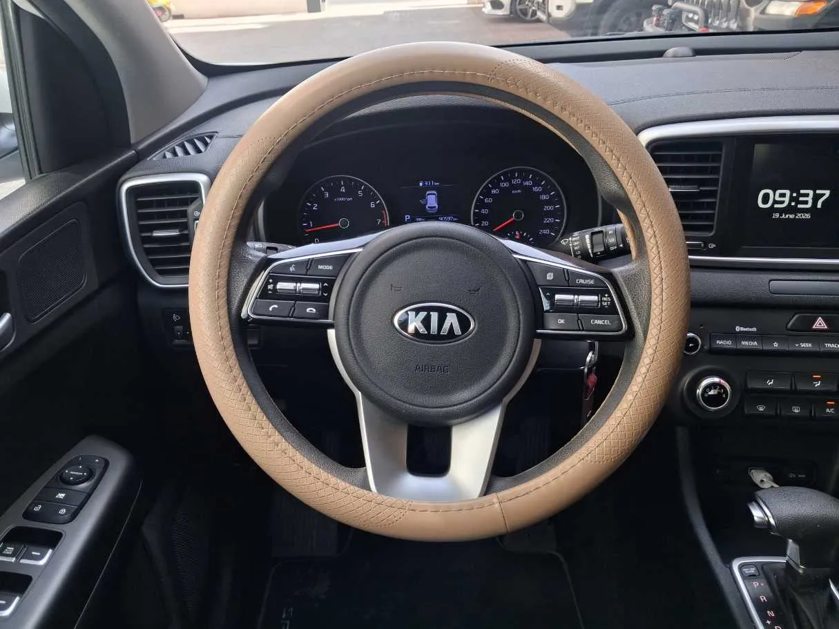 Car image 16