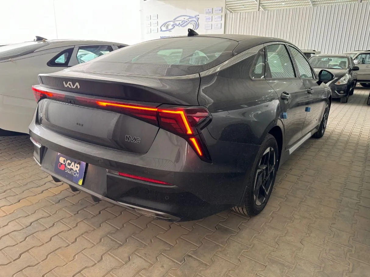 Car image 4