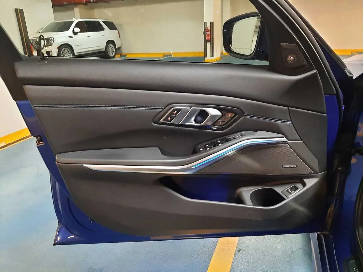 Car image 10