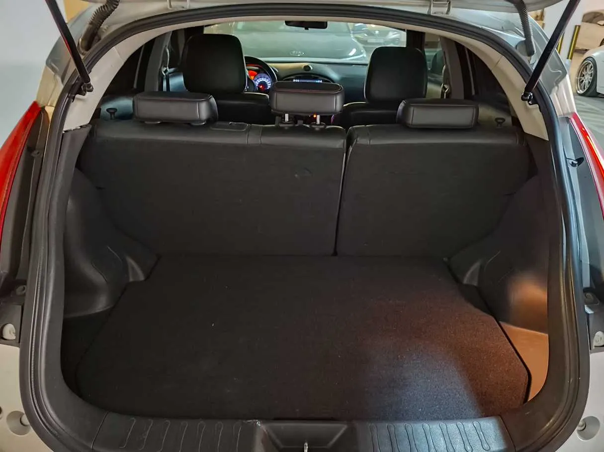 Car image 19
