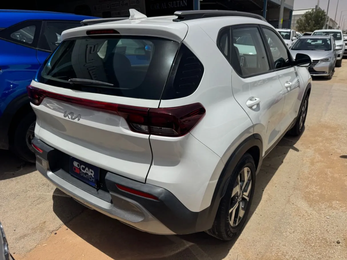 Car image 4
