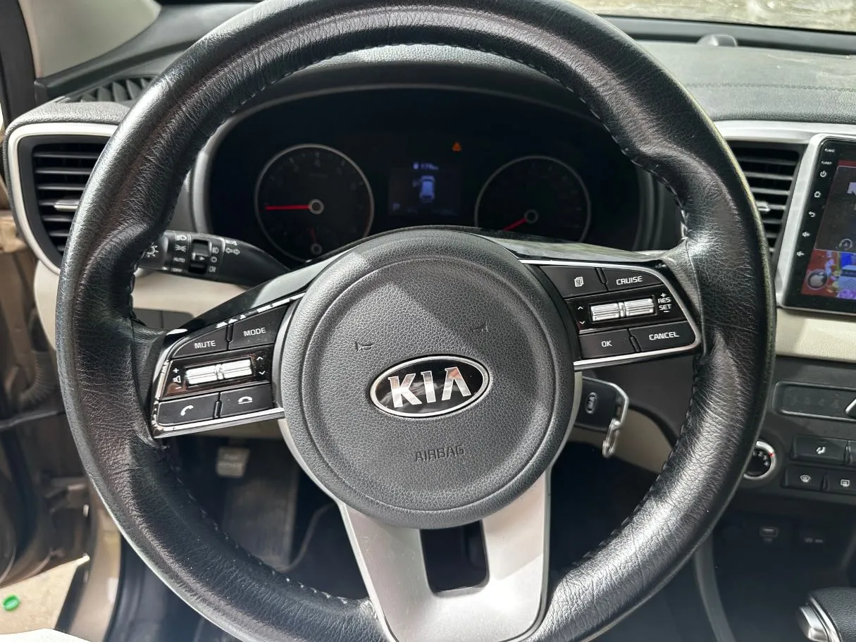 Car image 18