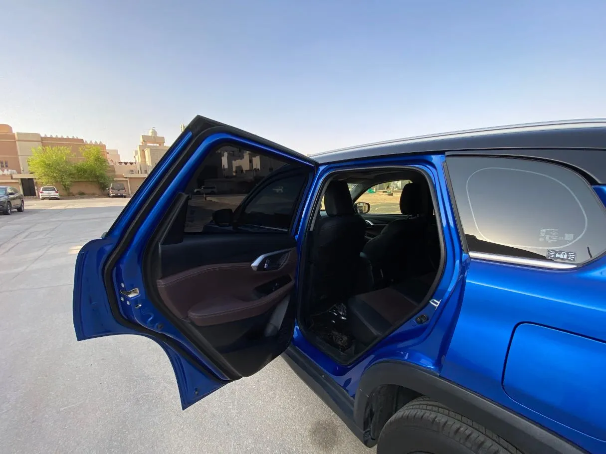 Car image 12