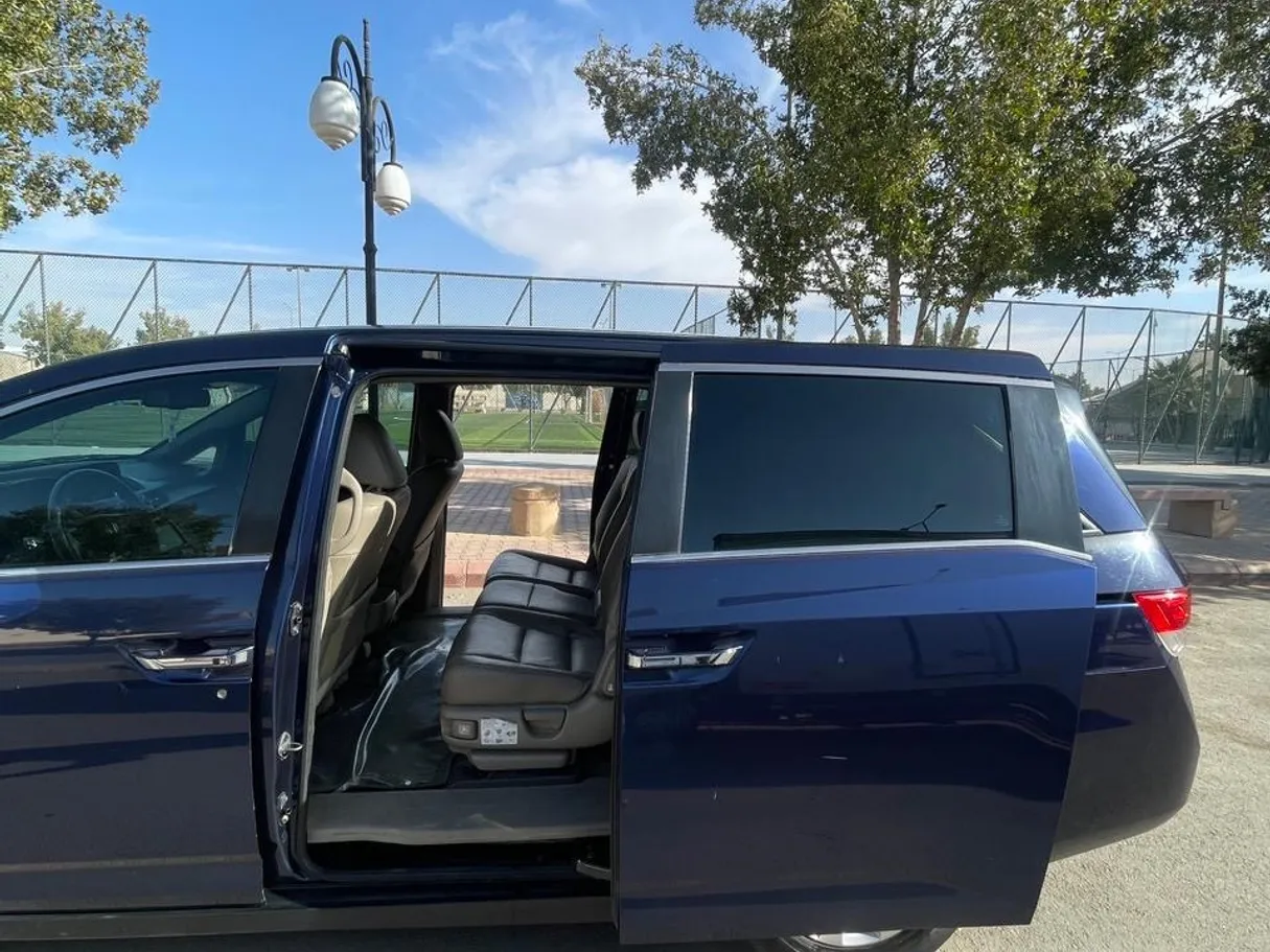 Car image 9