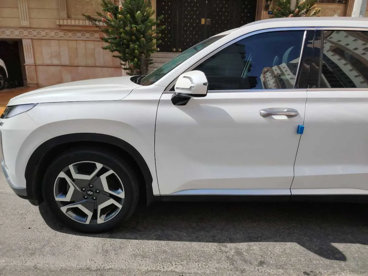 Car image 9