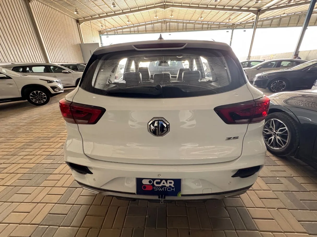 Car image 4