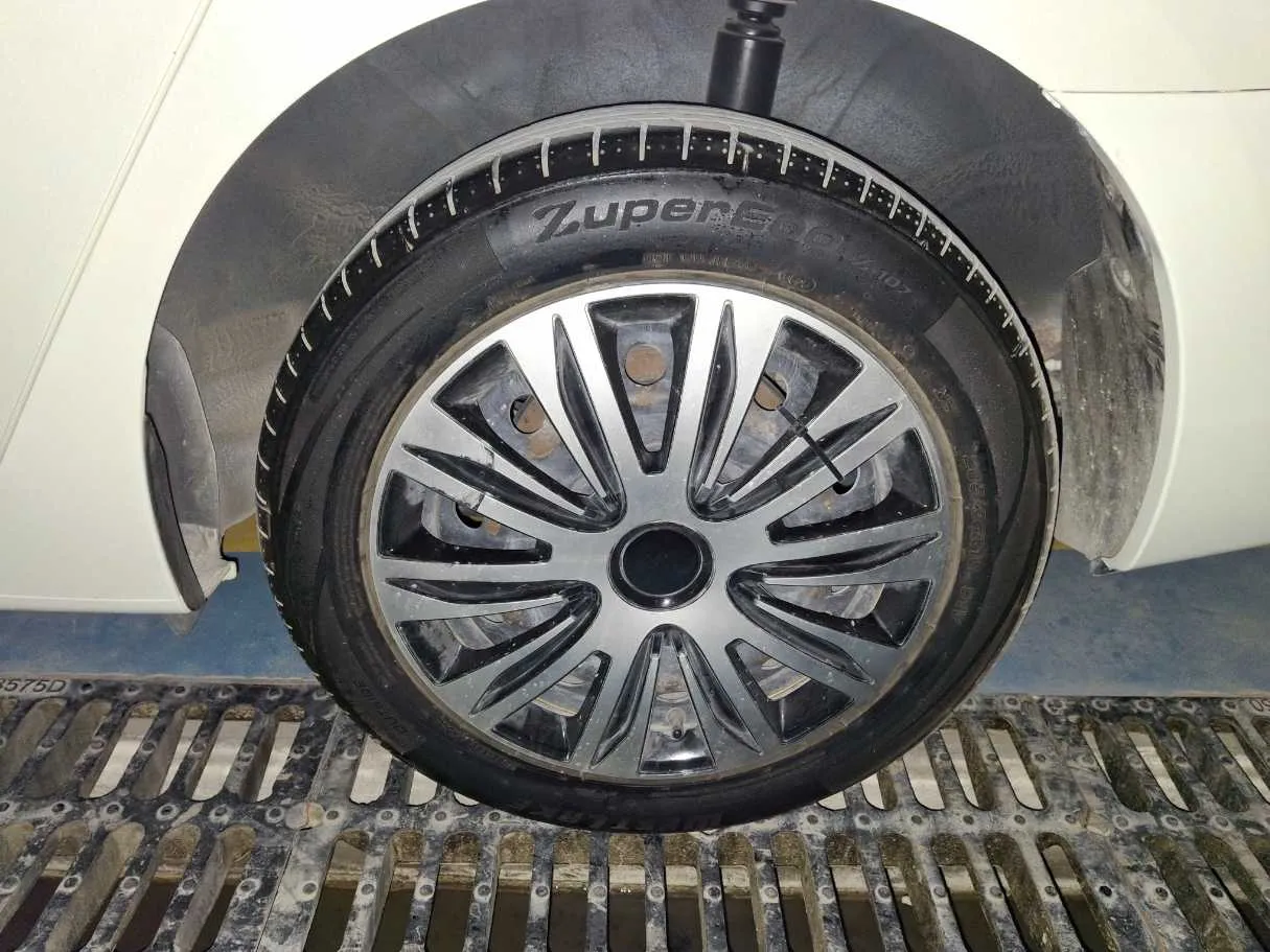 Car image 9