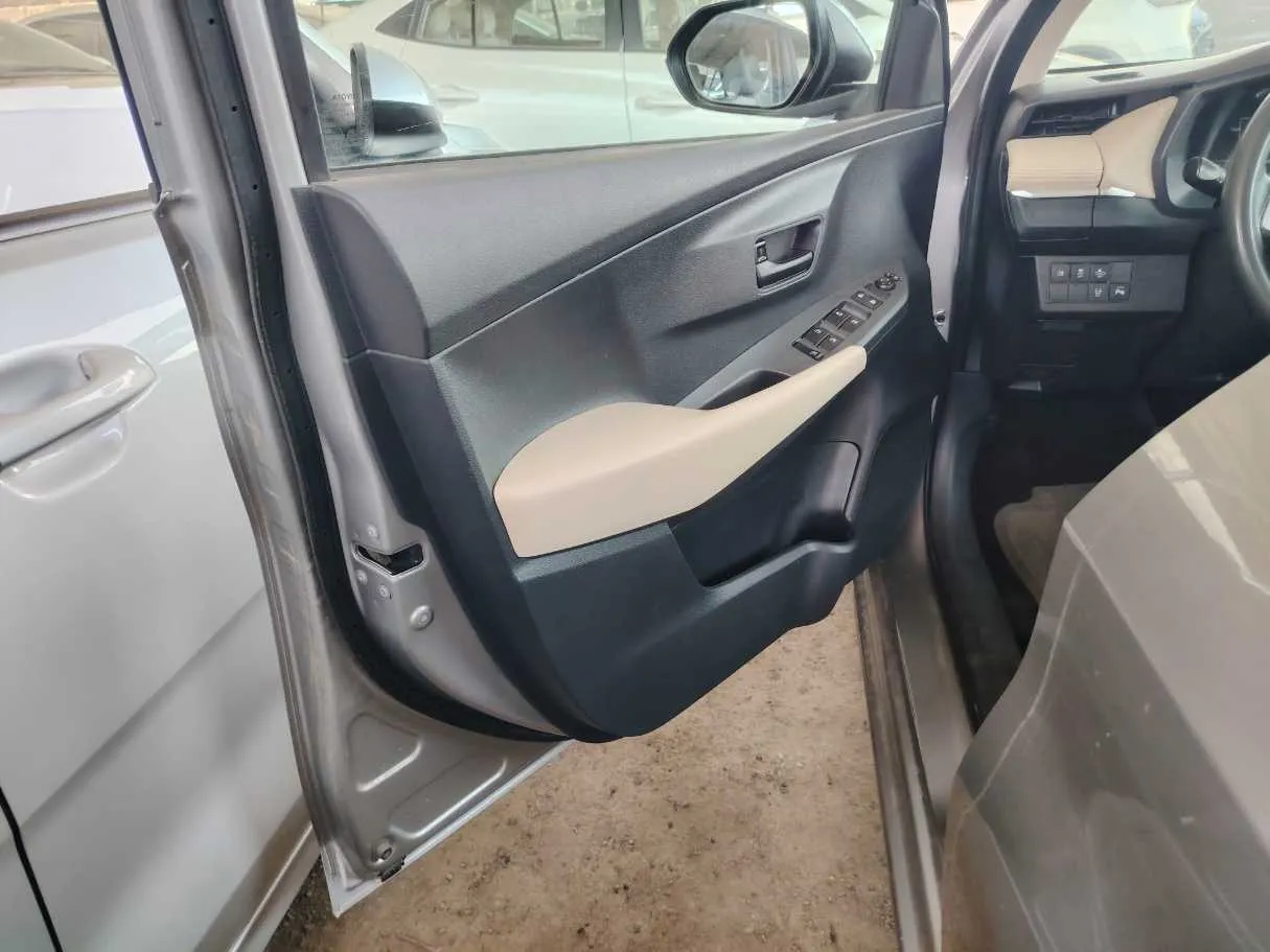 Car image 9