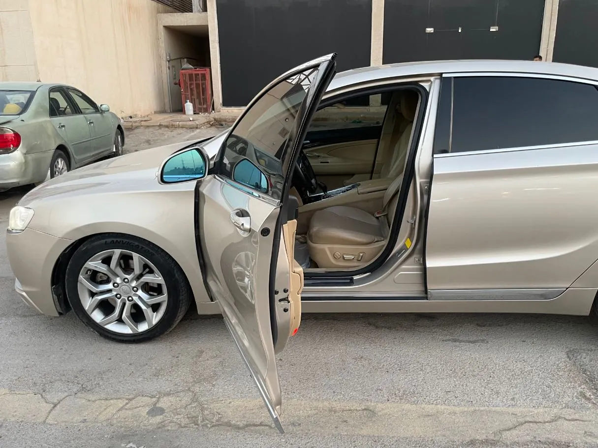 Car image 11